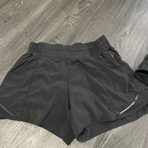Lululemon HR 4” size 6 black hotty hots